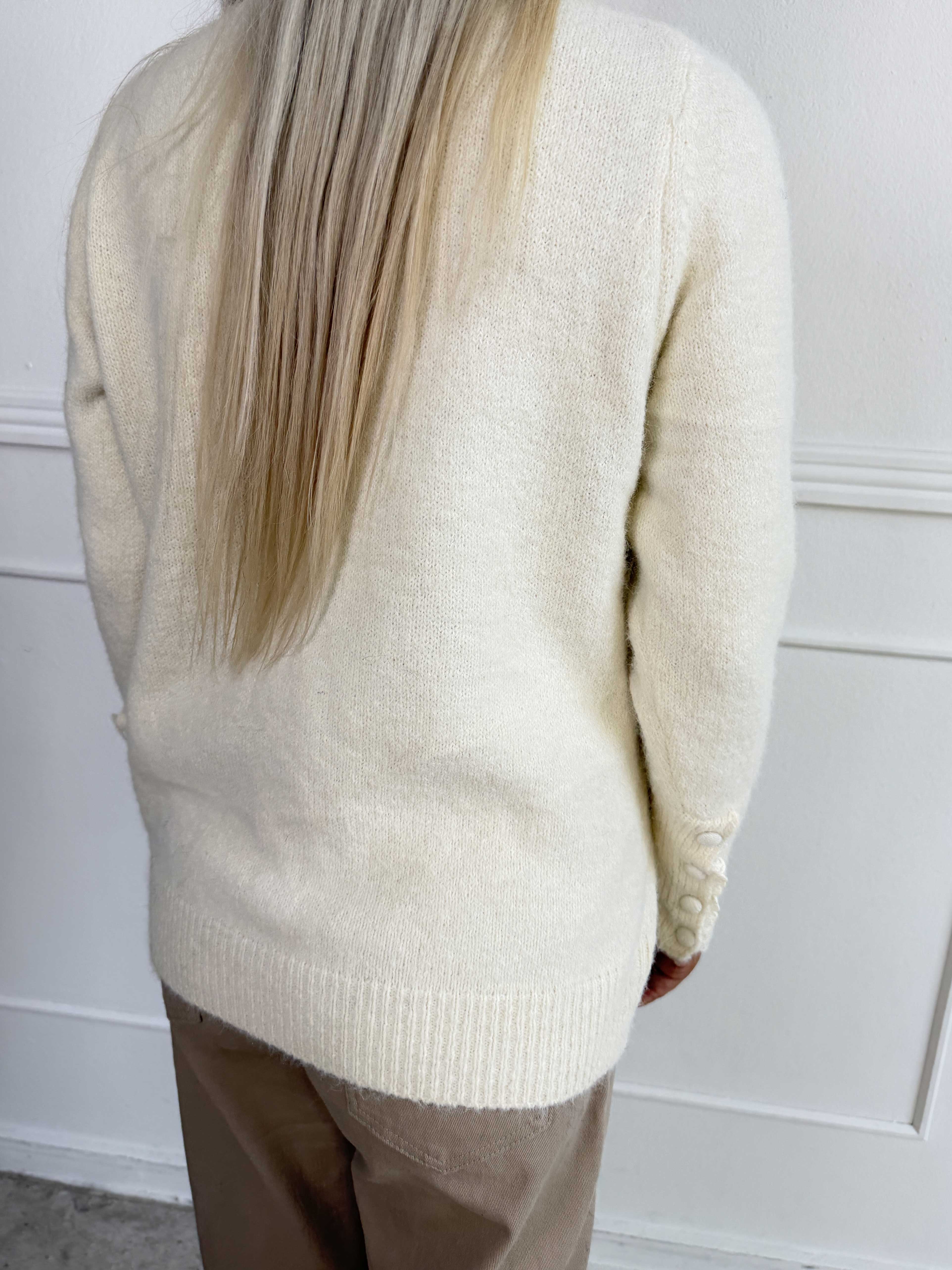 Elowen - Feminin strikbluse med blondekanter ved halsudskæringen og ærmerne